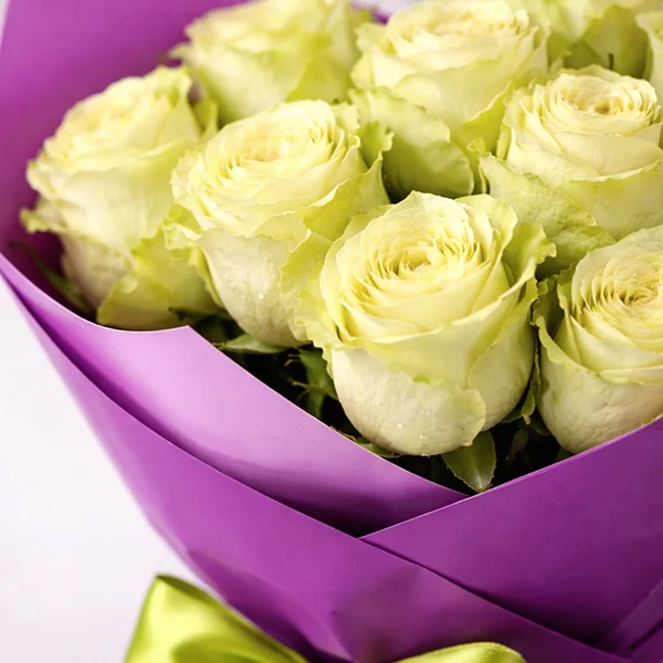 Букет зеленых роз. Фиолетовая фантазия